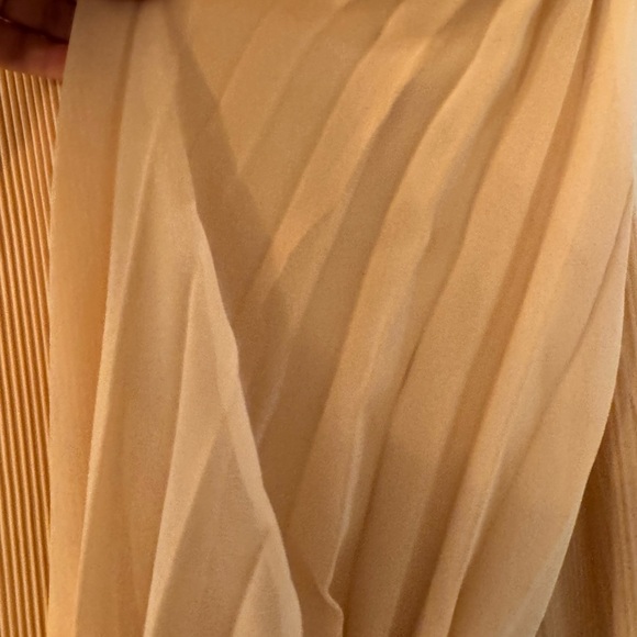 Elegant Pleated Romper - Picture 4 of 10